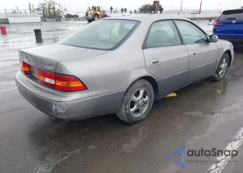 1998 Lexus Es 300 from USA, damaged, VIN JT8BF28G2W5017249